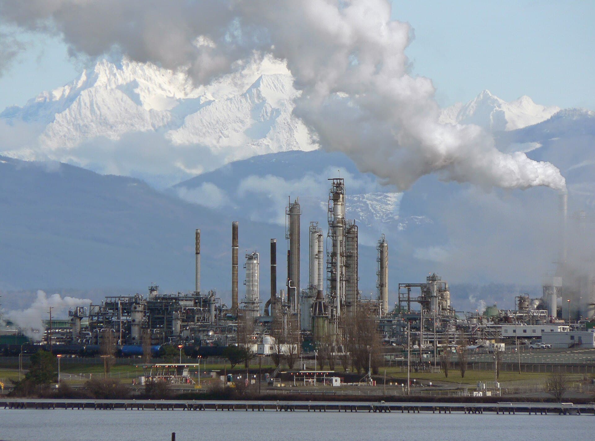 Brent Crude Hovers Near $105 as Traders Weigh Post-War Supply